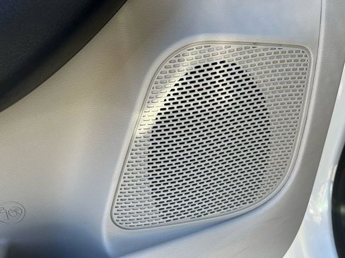 Used 2024 Chrysler Pacifica Select image 13