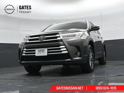 Used 2018 Toyota Highlander XLE AWD/4WD image 49