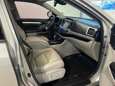 Used 2017 Toyota Highlander XLE AWD/4WD image 40