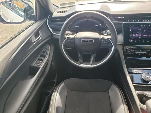 Used 2025 Jeep Grand Cherokee Altitude AWD/4WD image 17