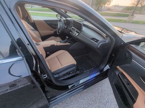 Used 2025 Lexus ES 300h w/ Accessory Package (Z2) image 3