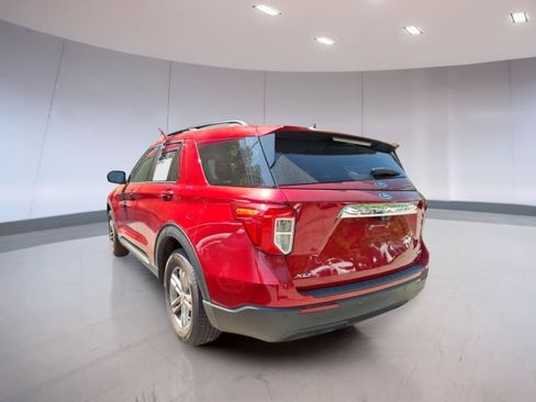 Used 2023 Ford Explorer XLT AWD/4WD image 3