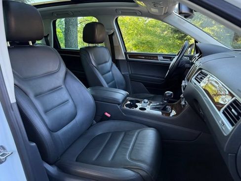 Used 2015 Volkswagen Touareg Sport AWD/4WD image 12