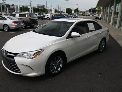 Used 2017 Toyota Camry XLE w/ Moonroof Package FWD image 18