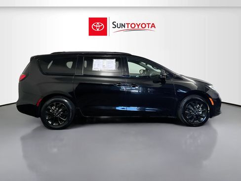 Used 2021 Chrysler Pacifica Touring-L w/ S Appearance Package image 2