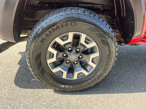 Used 2022 Toyota Tacoma TRD Off-Road w/ Technology Package AWD/4WD image 25