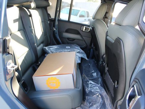 New 2025 Jeep Gladiator Mojave image 29