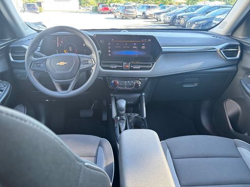 Used 2025 Chevrolet TrailBlazer LT AWD/4WD image 32