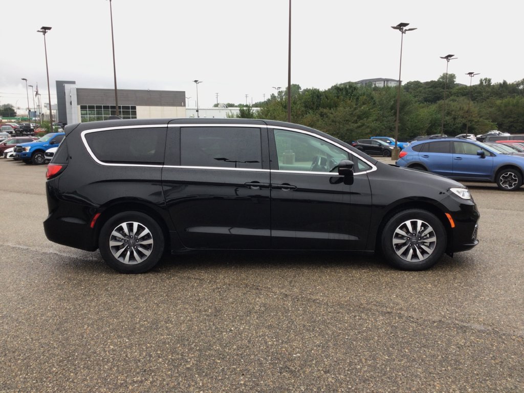 Used 2024 Chrysler Pacifica Limited FWD image 7