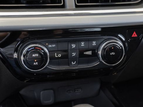 Used 2025 Chevrolet Trax LT FWD image 30