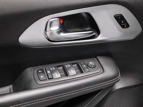 Used 2025 Chrysler Pacifica Limited FWD image 25