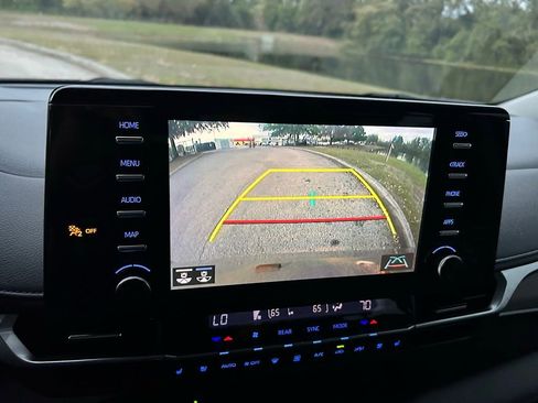 Used 2022 Toyota Sienna Limited image 28