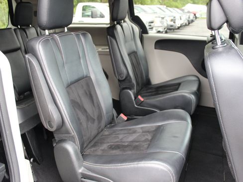 Used 2017 Dodge Grand Caravan SXT FWD image 38