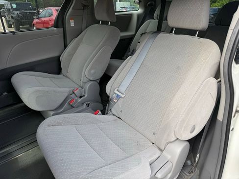 Used 2019 Toyota Sienna LE w/ LE Preferred Package FWD image 4
