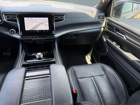 Used 2024 Jeep Wagoneer L Series II w/ Flexible Seating Group RWD image 29