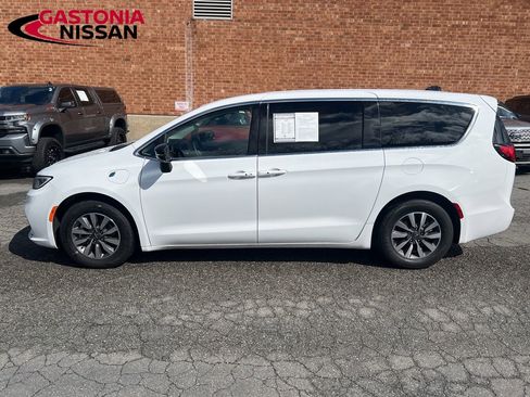 Used 2024 Chrysler Pacifica Limited FWD image 2