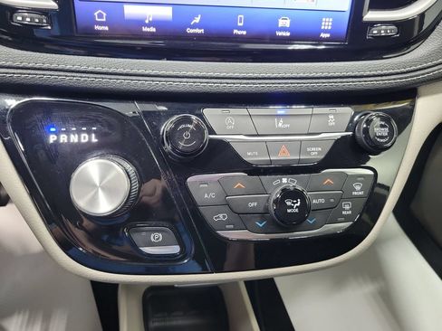Used 2022 Chrysler Pacifica Touring-L AWD/4WD image 43