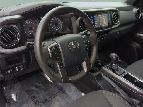 Used 2017 Toyota Tacoma TRD Off-Road w/ Tow Package (A/T) AWD/4WD image 32