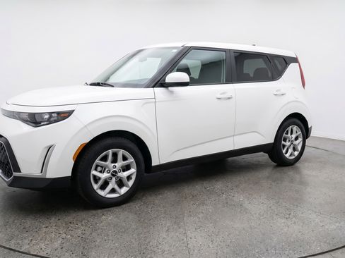 Used 2025 Kia Soul LX w/ LX Technology Package FWD image 3