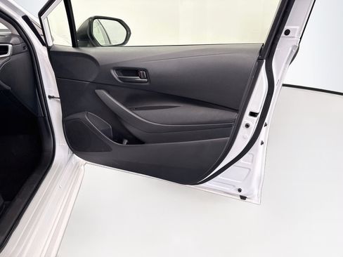 Used 2025 Toyota Corolla LE FWD image 31