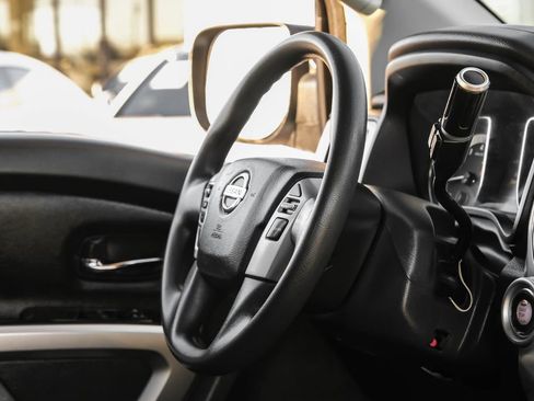 Used 2017 Nissan Titan SV image 11