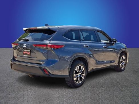 Used 2023 Toyota Highlander XLE FWD image 4