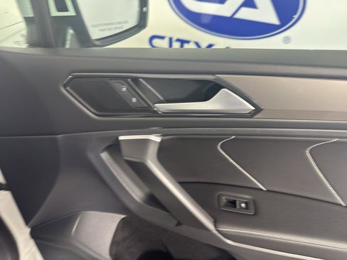 Used 2024 Volkswagen Tiguan SE FWD image 41