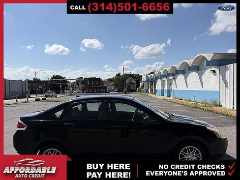 Used 2010 Ford Focus SE FWD image 3