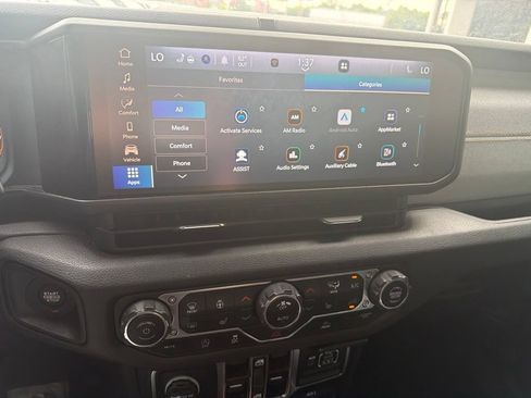 Used 2024 Jeep Gladiator Sport AWD/4WD image 9