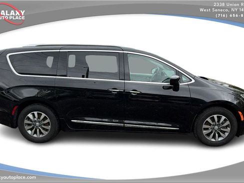 Used 2020 Chrysler Pacifica Touring-L Plus image 4