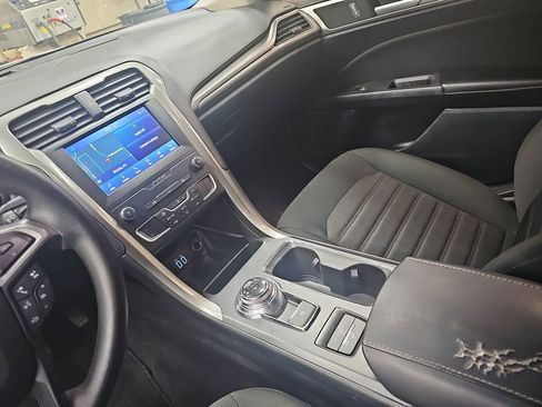 Used 2020 Ford Fusion SE FWD image 24