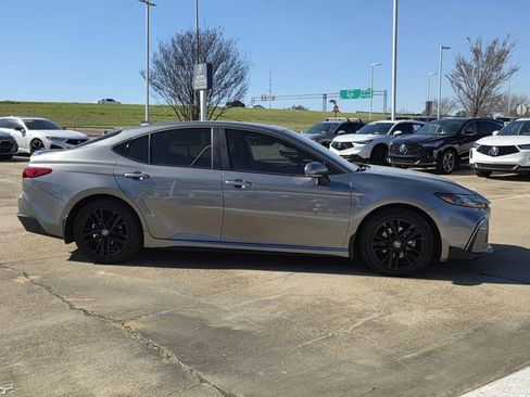 Used 2025 Toyota Camry SE w/ Convenience Package image 3