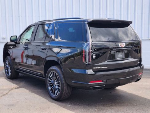 Used 2026 Cadillac Escalade Platinum Sport w/ LPO, Floor Liner Package AWD/4WD image 3