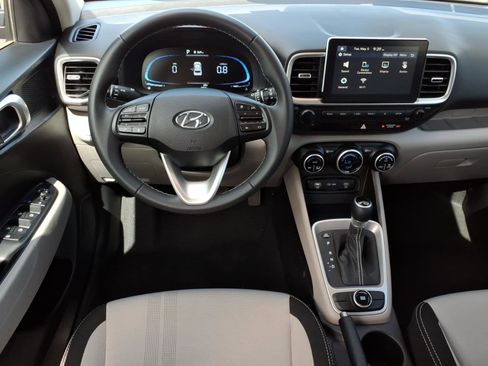 Certified 2025 Hyundai Venue SEL FWD image 17