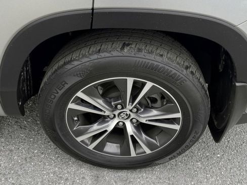 Used 2018 Toyota Highlander Plus AWD/4WD image 9