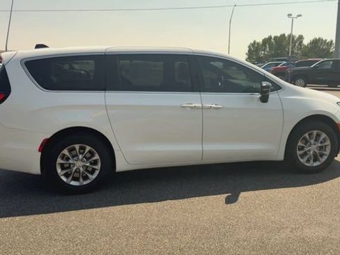 Used 2026 Chrysler Pacifica Limited AWD/4WD image 9
