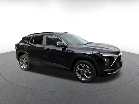 Used 2025 Chevrolet Trax LT image 2