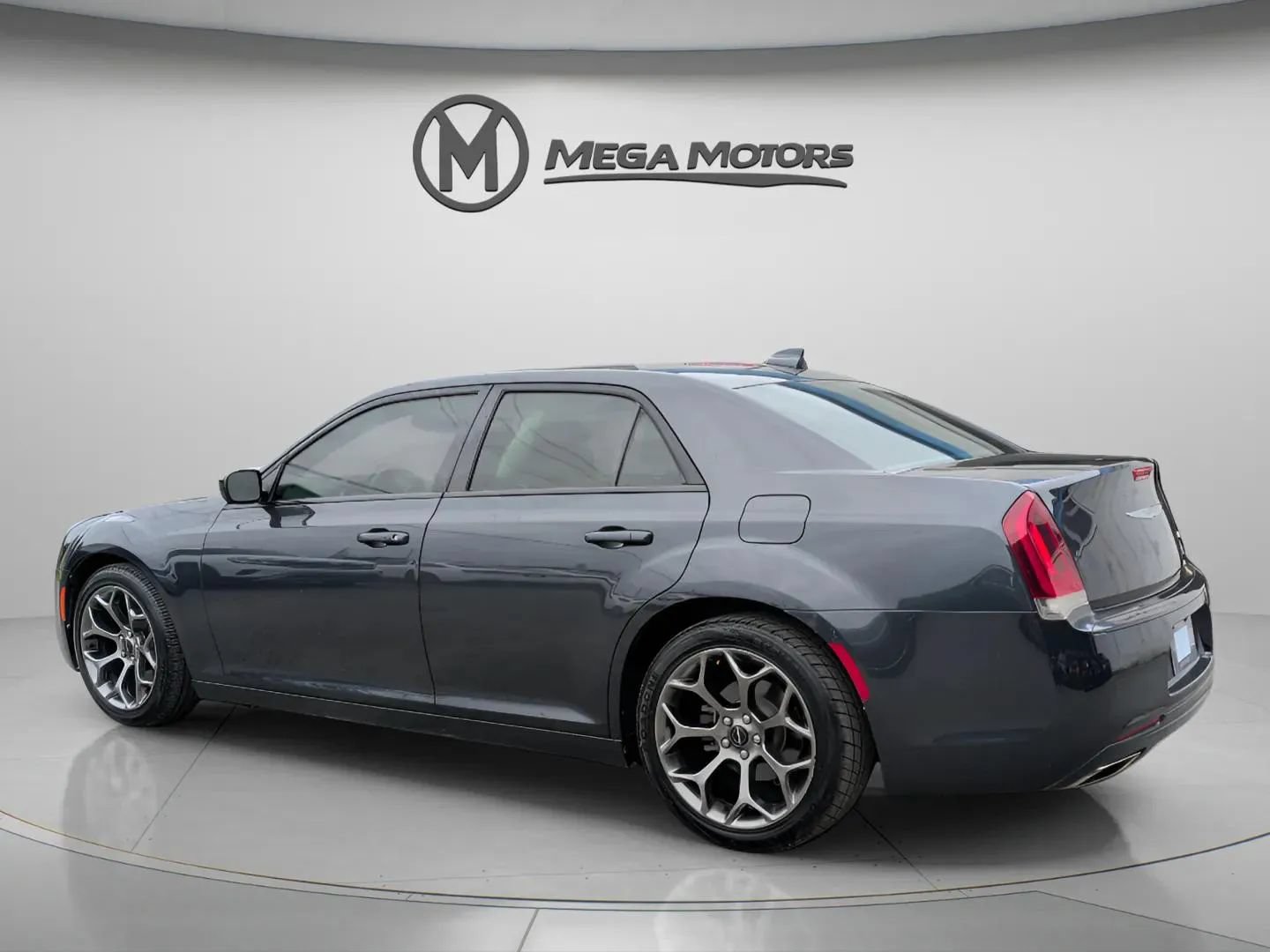 Used 2018 Chrysler 300 Touring w/ Sport Appearance Package RWD image 4