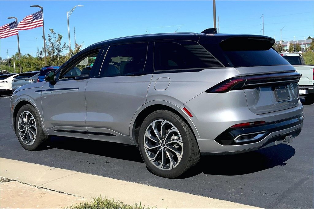 Used 2025 Lincoln Nautilus Reserve AWD/4WD image 2