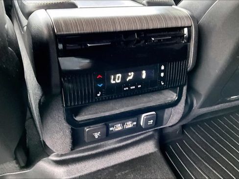 Used 2024 Jeep Wagoneer L Series II w/ Flexible Seating Group AWD/4WD image 35
