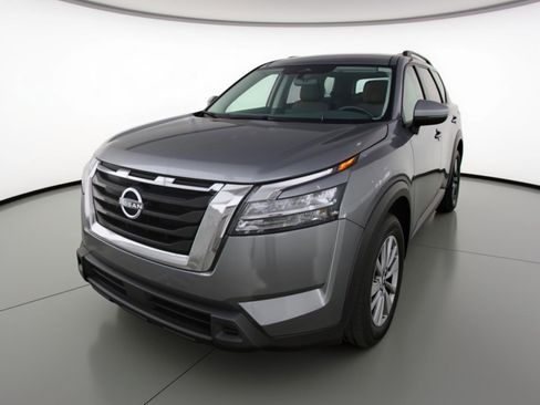 Used 2025 Nissan Pathfinder SV image 3