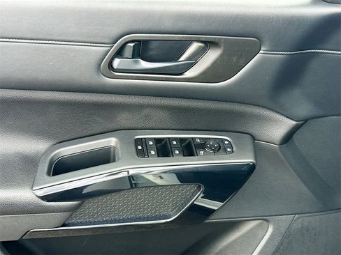 Used 2024 Nissan Pathfinder S image 19