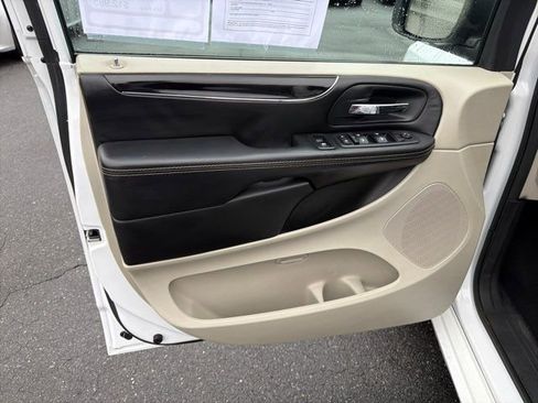 Used 2019 Dodge Grand Caravan SXT image 13