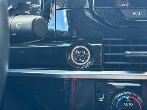 Used 2022 Nissan Pathfinder SV image 22