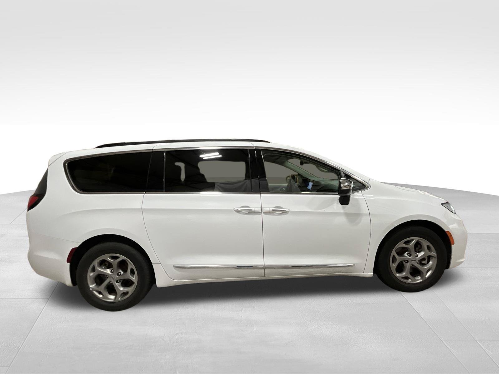 Used 2023 Chrysler Pacifica Limited FWD image 4