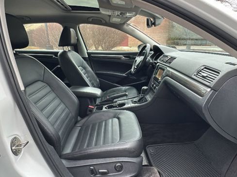Used 2018 Volkswagen Passat 2.0T SEL Premium image 24