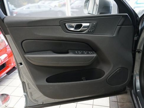 Used 2020 Volvo XC60 T5 Momentum image 24