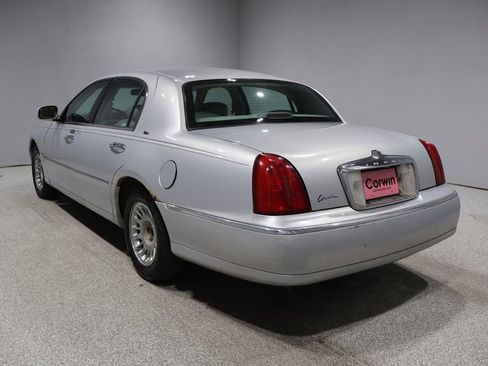 Used 2000 Lincoln Town Car Cartier image 4