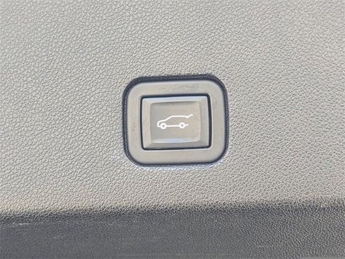 Used 2022 Cadillac XT6 Premium Luxury w/ Technology Package image 13