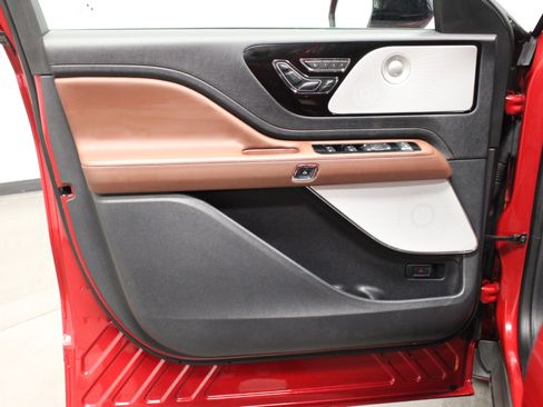 Used 2025 Lincoln Aviator Reserve w/ Luxury Package image 18